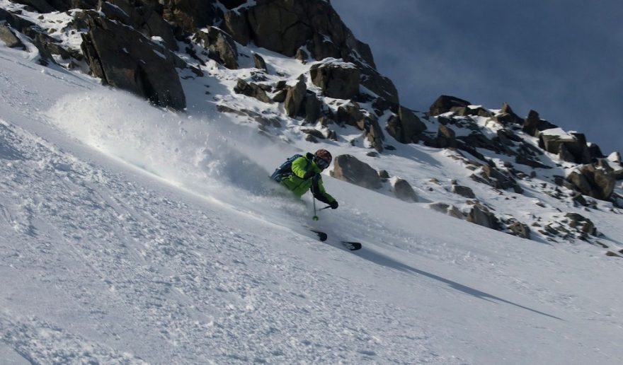 Volné terény vedle černé FIS na K2 Mindbender 116 v délce 193 cmh