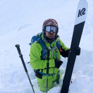 Sněhu bylo dost, takže dostat se po pádu zpátky na lyže nebylo vždy úplně snadné