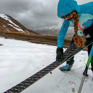 Nasazování pásů nad fjordem u parkoviště střediska Skardsdalur