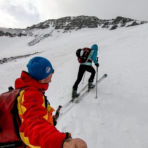 Stoupání po zbytcích sněhu ve středisku Skardsdalur