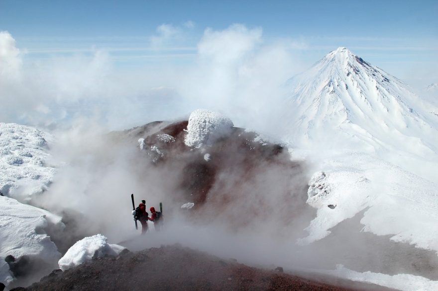 Na vrcholu aktivního vulkánu Avačinskaja (2741 m) s výhledem na vulkán Korjakskij