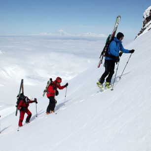 Na lyžích už to výše nejde, je nutné jít pěšky, v pozadí pásmo vulkánů nad Petropavlovském Kamčatským