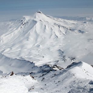 Pohled od vrcholu na Avačinskuju a začátek sjezdu