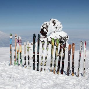 Lyžařský plot na vrcholu Korjakského