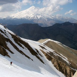 Výhled na Damavand při sjezdu nedalekých čtyřtisícovek