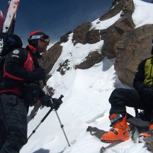 Výška přibližně 4900 metrů při výstupu na Damavand