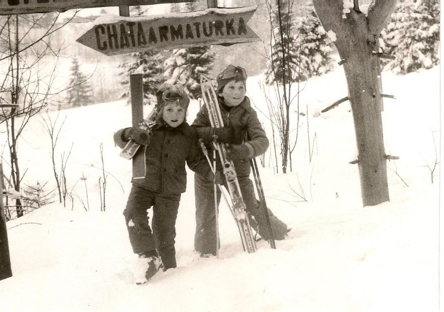 První lyžařská sezóna se sestrou Monikou