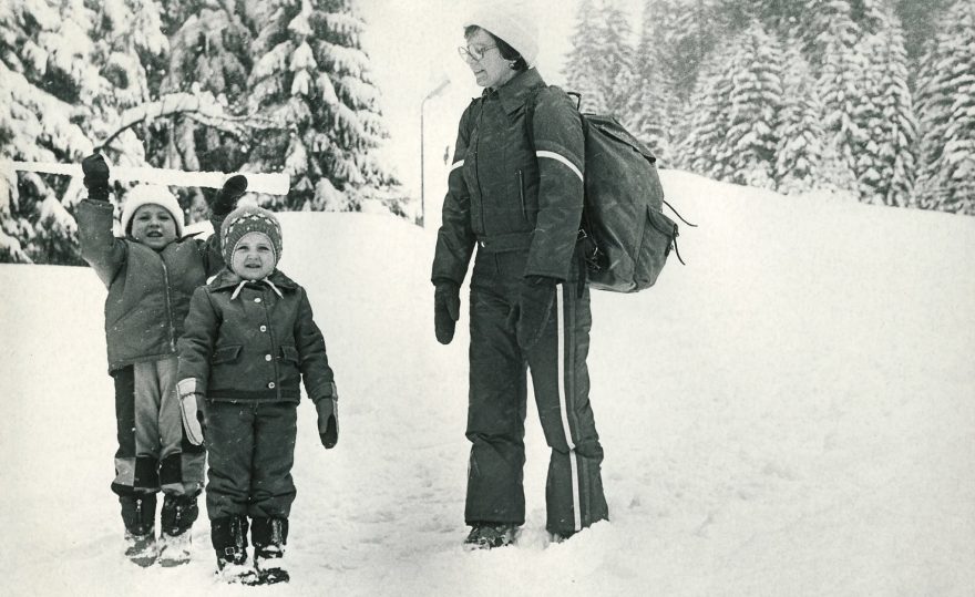 První lyžařská zima 1975 se sestrou a mamkou