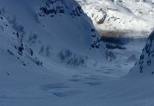 Strmý sjezd do kaldery Nemrut Dağı (2820 m) ve východním Turecku