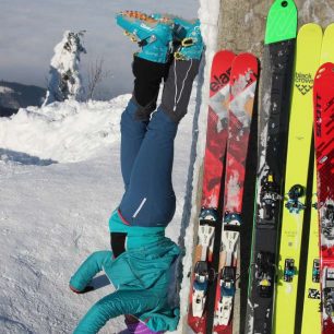 Před prací i po práci si vybíháme na skialpech na Lysou horu, pro odkrvení nohou je nejlepší stoj na hlavě