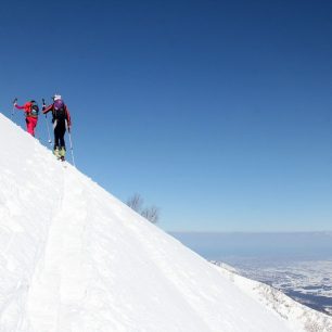 Stoupání od horní stanice vleků v Akakura Kanko Ski area 
