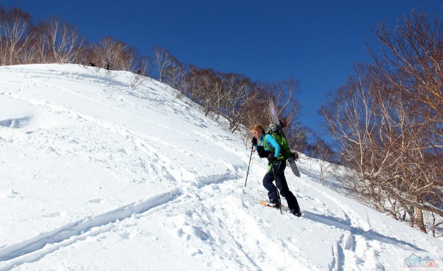Ano, i slepá vývojová větev, tj. snowboard a sněžnice, dorazila k Myoko, ale ne na vrchol