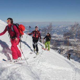 Stoupání kousek nad lyžařským střediskem Akakura Kanko Ski area 