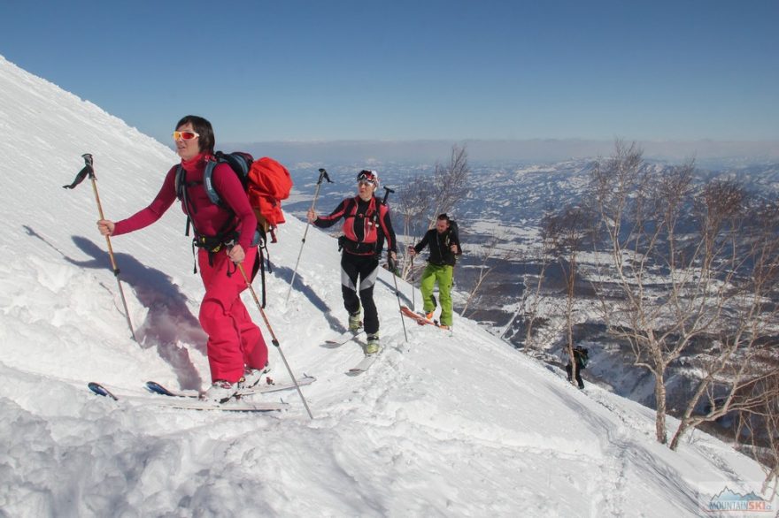 Stoupání kousek nad lyžařským střediskem Akakura Kanko Ski area 