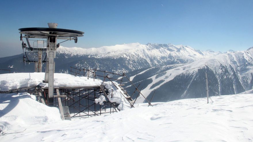 Výhled od bývalé horní stanice sedačkové lanovky na lyžařské středisko Bansko