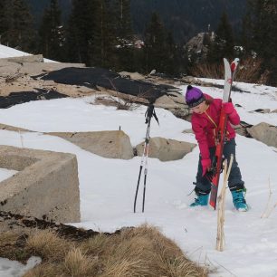 Museli jsme asi dva metry přenést lyže - u rozbombardovvané železobetonové budovy