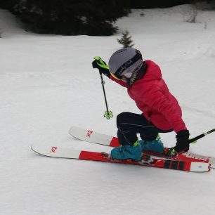 Dole kopcom na lyžích G3 FINDr 94 v délce 154 cm