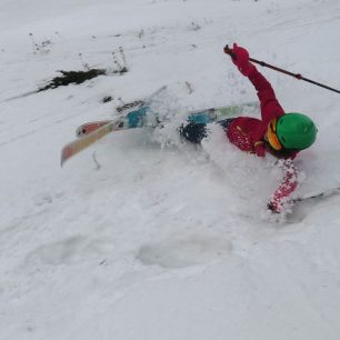 Jen tak si jemně ustlat do sněhu s lyžemi Skialp nad Hrobem