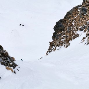 Lacul Balea  fotka ze čtvrtého sjezdu, ze sedla Curmătura Bâlei dolů do kotliny na opačnou stranu. Více fotek nemáme, jelikož jsme většinu času byli v mlze