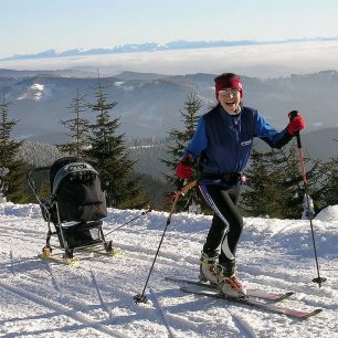 Na skialpech s kočárkem na dítě směr Lysá Hora v Beskydech