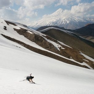 Pád v Íránu při sjezdu s výhledem na 5609 metrů vysoký Damavánd